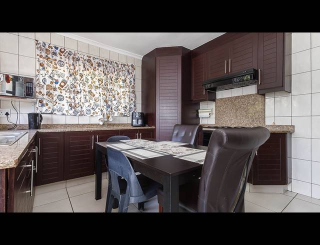 5 BEDROOM FREESTANDING FOR SALE IN WYEBANK